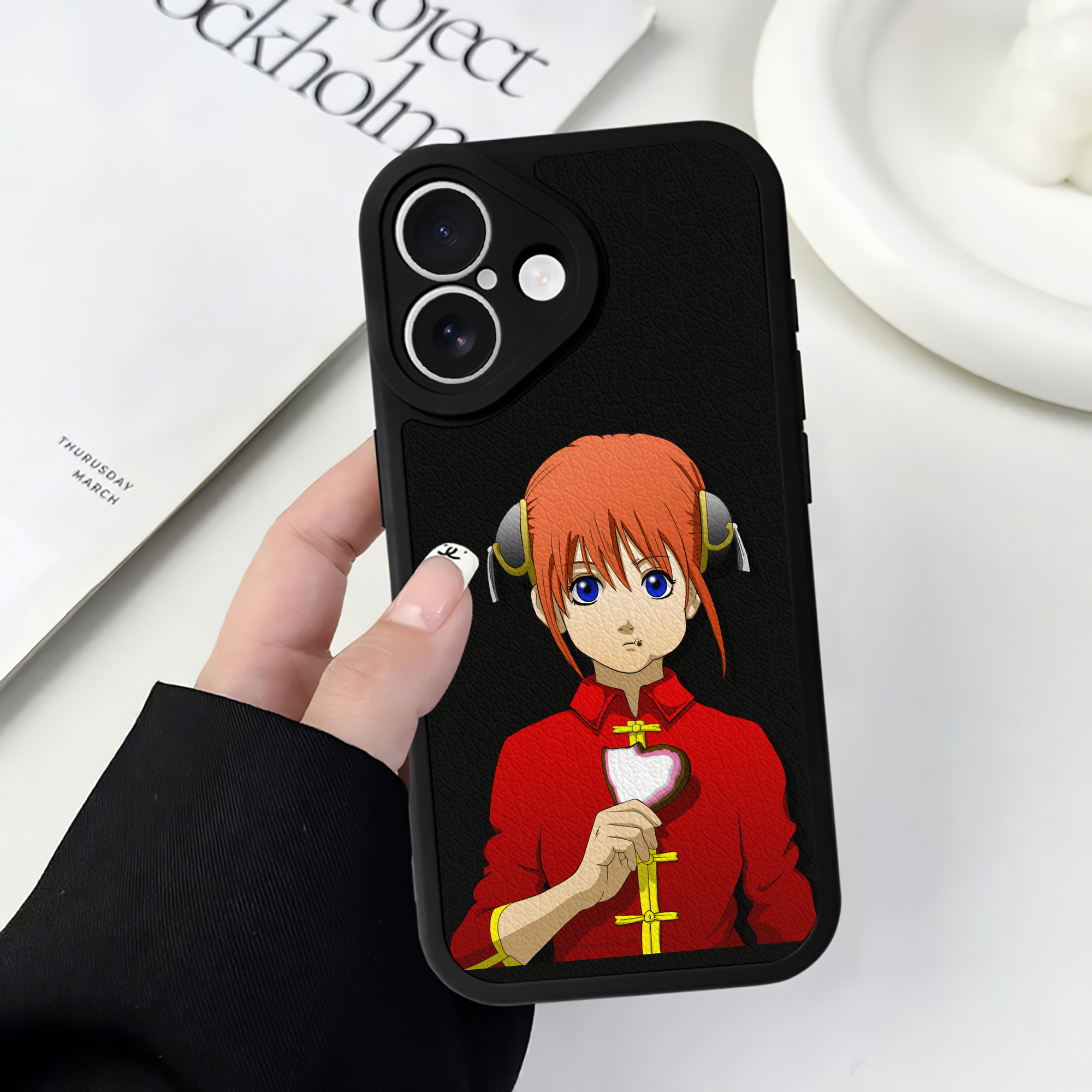 （画像用） ぎんたま 坂田銀時（さかたぎんとき） 神楽 志村新八（しむら しんぱち） GINTAMA Sakata Gintoki Kagura Shimura Shinpachi 【iPhone 16シリーズ対応】シリコンスマホケース（レザー調） 材質：シリコン
